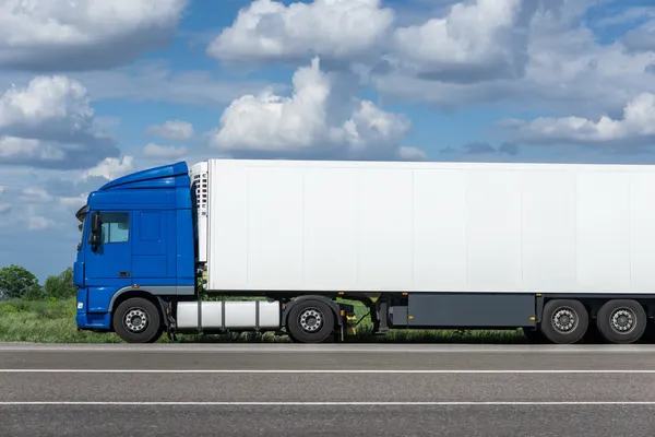 Yol üzerinde beyaz kamyon — Stok fotoğraf