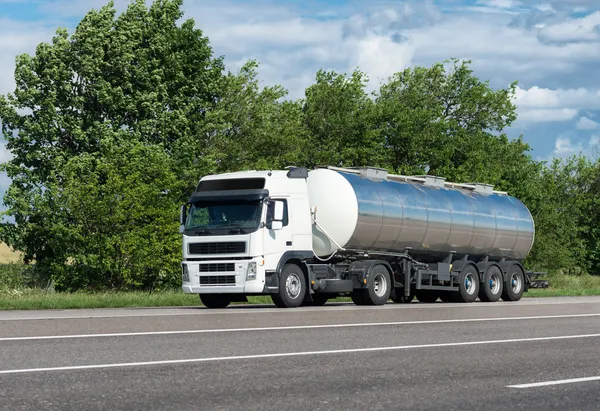 Coche de aceite en la carretera — Foto de Stock