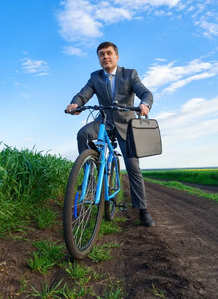 Geschäftsmann Fährt Fahrrad Auf Einer Grünen Wiese Geschäftskonzept Für Freiheit — Stockfoto