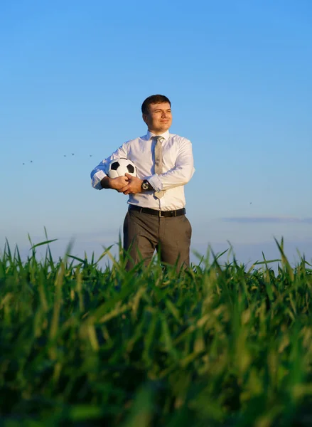 Geschäftsmann Posiert Mit Fußballball Auf Grünem Rasen Freiberuflich Sport Und — Stockfoto