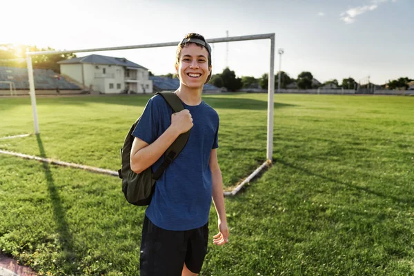 Konzept Von Sport Und Gesundheit Teenie Junge Posiert Stadion Einem — Stockfoto