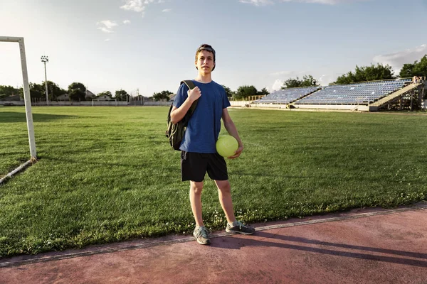 Konzept Von Sport Und Gesundheit Teenie Junge Posiert Stadion Einem — Stockfoto