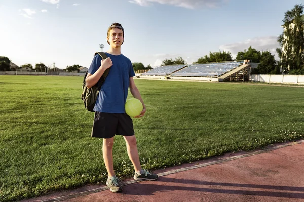 Begreppet Sport Och Hälsa Tonåring Pojke Poserar Stadion Fotbollsplan Med — Stockfoto