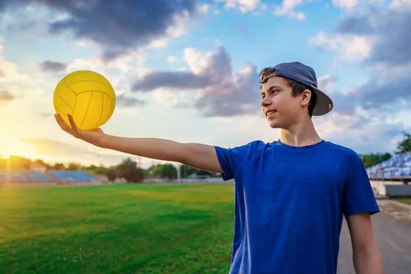 Teenie Junge Posiert Mit Ball Stadion Hält Den Ball Der — Stockfoto