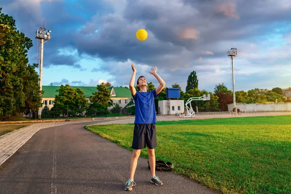 Tonåring Pojke Spelar Med Boll Stadion Fotbollsplan Med Grönt Gräs — Stockfoto