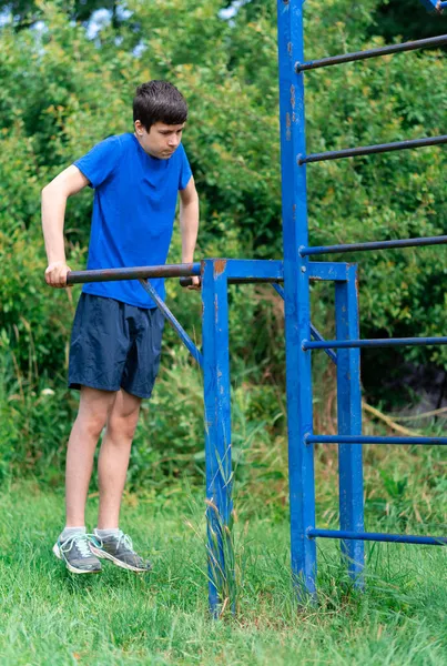 Adolescente Haciendo Ejercicio Aire Libre Campo Deportes Patio Hace Flexiones —  Fotos de Stock