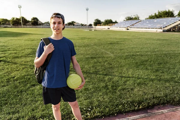 Konzept Von Sport Und Gesundheit Teenie Junge Posiert Stadion Einem — Stockfoto
