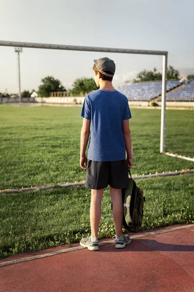 Konzept Von Sport Und Gesundheit Teenie Junge Posiert Stadion Einem — Stockfoto