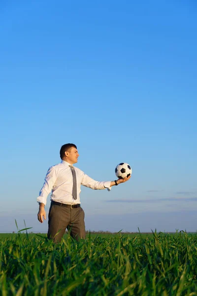 Geschäftsmann Posiert Mit Fußballball Auf Grünem Rasen Freiberuflich Sport Und — Stockfoto