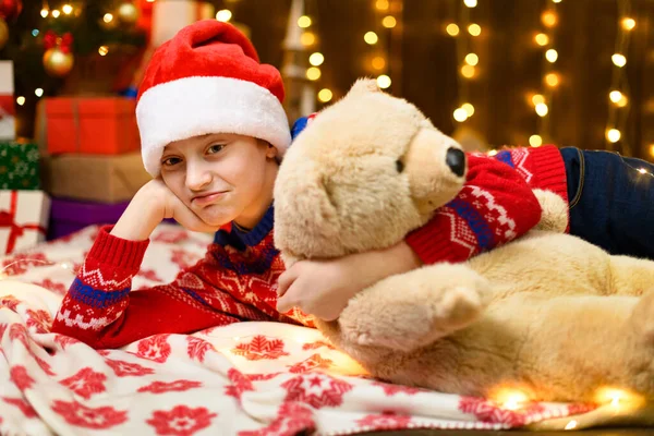 Menina Posando Ano Novo Decoração Natal Luzes Festivas Muitos Presentes — Fotografia de Stock