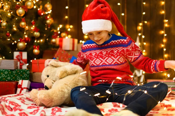 Menina Posando Ano Novo Decoração Natal Luzes Festivas Muitos Presentes — Fotografia de Stock