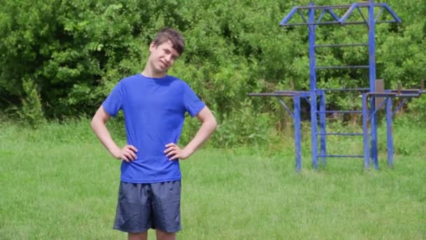 Dışarıda Spor Yapan Genç Bir Çocuk Bahçede Spor Yapıyor Isınma — Stok video