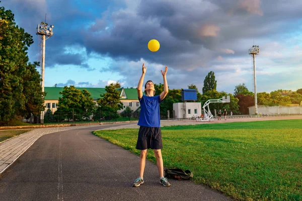 Tonåring Pojke Spelar Med Boll Stadion Fotbollsplan Med Grönt Gräs — Stockfoto