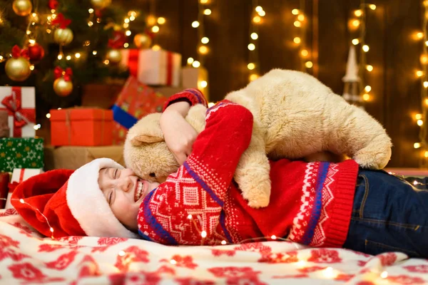 Menina Posando Ano Novo Decoração Natal Luzes Festivas Muitos Presentes — Fotografia de Stock