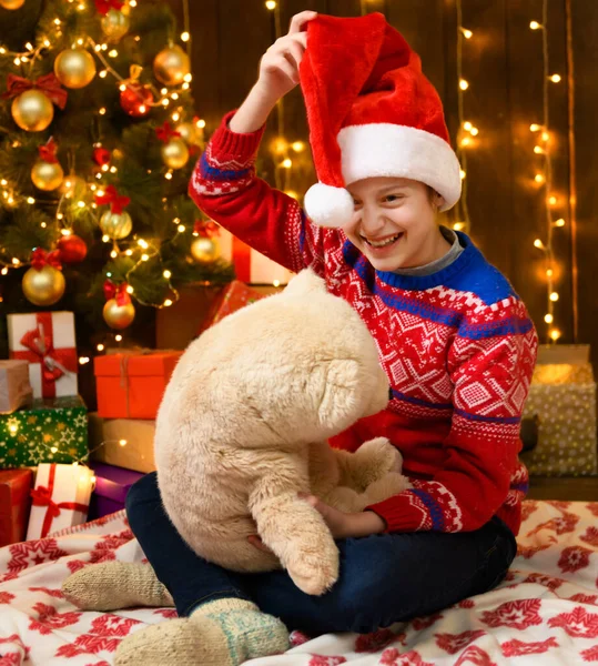 Niña Posando Año Nuevo Decoración Navidad Luces Festivas Muchos Regalos — Foto de Stock