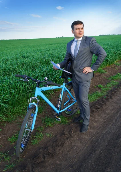 Geschäftsmann Mit Fahrrad Arbeitet Mit Dokumenten Auf Einer Grünen Wiese — Stockfoto