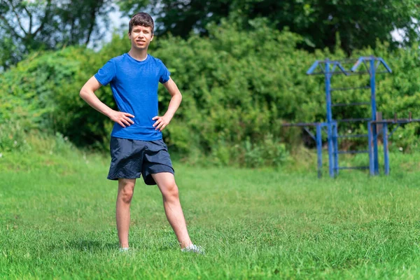 Jugendlicher Turnt Freien Sportplatz Hof Posiert Reck Gesunder Lebensstil — Stockfoto