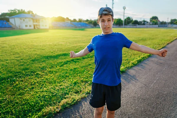 Teenager Junge Macht Körperliche Übungen Auf Der Stadionbahn Einem Fußballplatz — Stockfoto