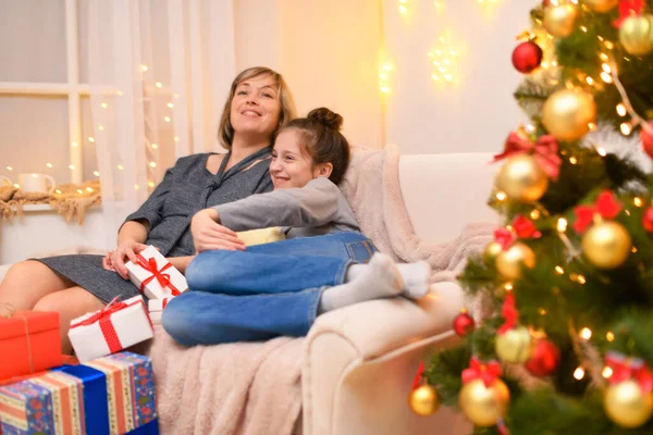 Žena Dítě Dívka Sedí Gauči Pózuje Novém Roce Nebo Vánoční — Stock fotografie