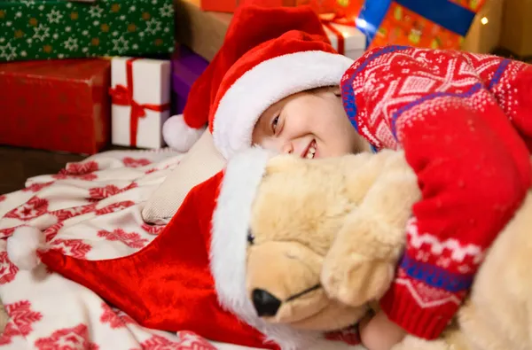 Niña Durmiendo Año Nuevo Decoración Navidad Luces Regalos Navideños Árbol — Foto de Stock