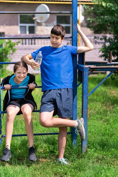 Adolescente Haciendo Ejercicio Aire Libre Campo Deportes Patio Posando Barra — Foto de Stock