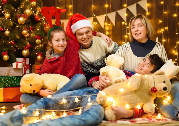 Família Posando Ano Novo Decoração Natal Filhos Pais Luzes Férias — Fotografia de Stock