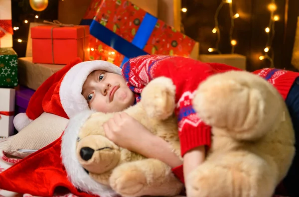 Menina Posando Ano Novo Decoração Natal Luzes Férias Presentes Árvore — Fotografia de Stock