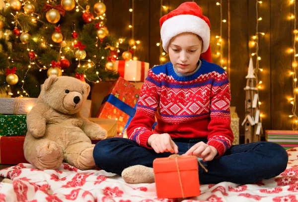 Дитяча Дівчинка Позує Новорічні Або Різдвяні Прикраси Святкові Вогні Багато — стокове фото
