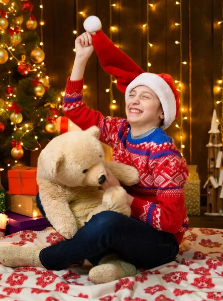 Menina Posando Ano Novo Decoração Natal Luzes Festivas Muitos Presentes — Fotografia de Stock