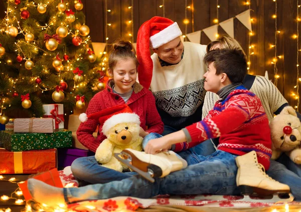 在新年或圣诞节的装饰中 家庭幸福地摆姿势 孩子和父母 节日彩灯和礼物 圣诞树装饰玩具 — 图库照片