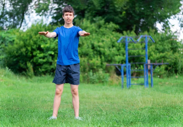 Jugendlicher Turnt Freien Sportplatz Auf Dem Hof Hockt Und Macht — Stockfoto