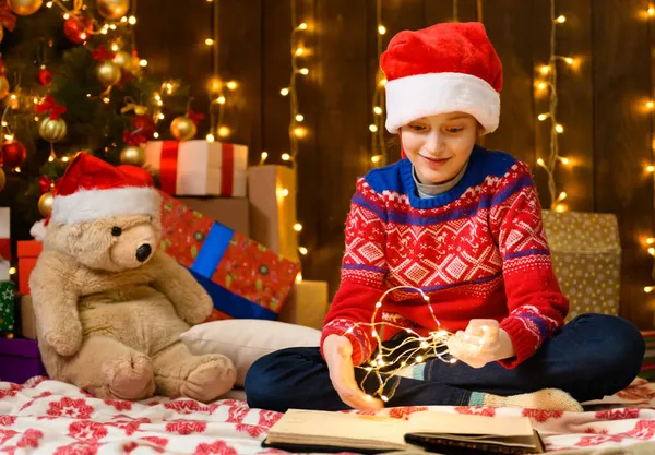 Menina Criança Lendo Livro Decoração Ano Novo Natal Luzes Férias — Fotografia de Stock