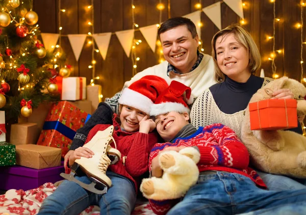 Família Posando Ano Novo Decoração Natal Filhos Pais Luzes Férias — Fotografia de Stock