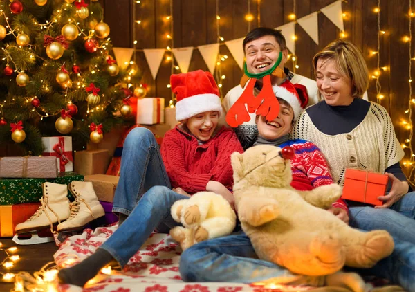 Familie Posiert Neujahrs Oder Weihnachtsdekoration Kinder Und Eltern Weihnachtsbeleuchtung Und — Stockfoto