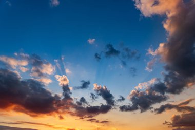 Arkaplan için güzel bir gün batımı - parlak turuncu ve kırmızı bulutlu akşam gökyüzü güneş tarafından aydınlatılır