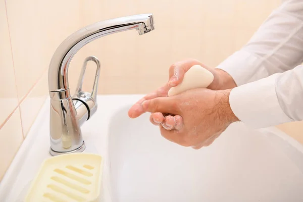 洗脸盆里用肥皂或凝胶洗手 清洁卫生 男人的手穿着白衬衫 — 图库照片