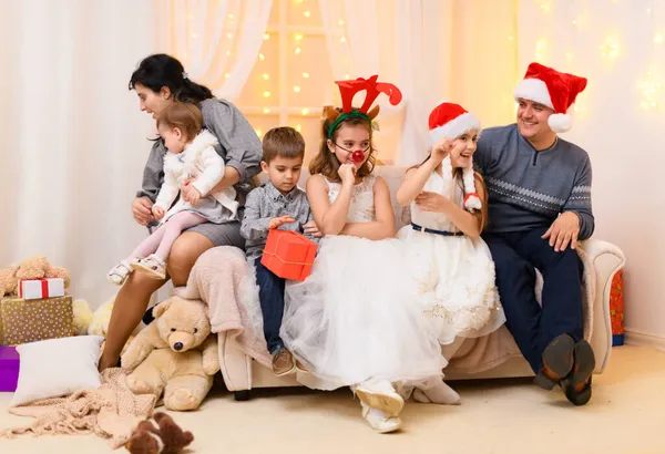 快乐的大家族肖像 庆祝新年或圣诞节 父母和孩子们在家里用节日彩灯和礼物装饰着 戴着圣诞礼帽 — 图库照片