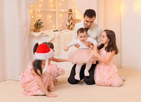 庆祝新年或圣诞节 在家中装饰有彩灯的父亲和孩子的全家福 — 图库照片