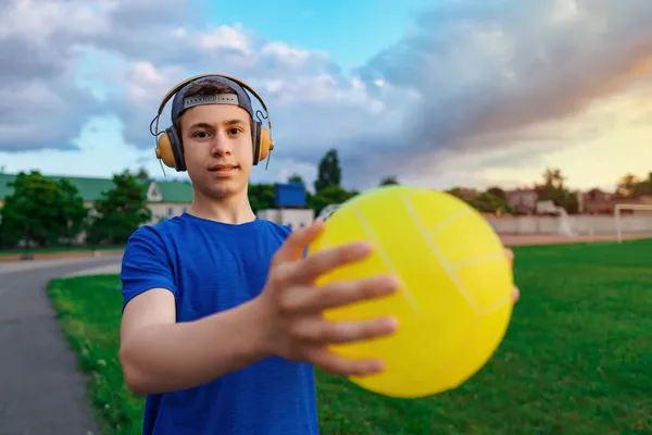 Teenie Junge Posiert Mit Ball Stadion Hält Den Ball Der — Stockfoto