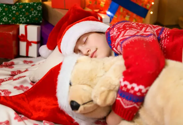 Niña Durmiendo Año Nuevo Decoración Navidad Luces Regalos Navideños Árbol — Foto de Stock