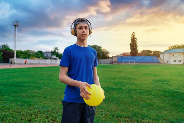 Teenie Junge Posiert Mit Ball Stadion Ein Fußballplatz Mit Grünem — Stockfoto