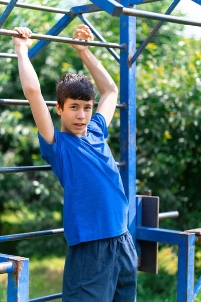 Adolescente Exercitando Livre Campo Esportes Quintal Ele Puxa Bar Horizontal — Fotografia de Stock