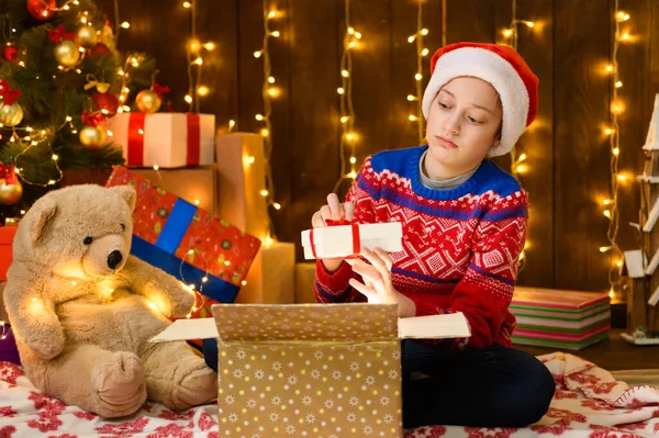 Kindermädchen Posiert Neujahrs Oder Weihnachtsdekoration Trägt Einen Roten Pullover Und — Stockfoto