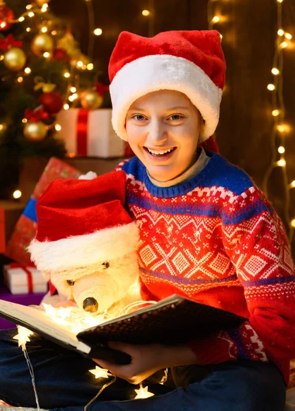 Menina Criança Lendo Livro Decoração Ano Novo Natal Ela Está — Fotografia de Stock
