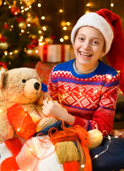 Niña Posando Año Nuevo Decoración Navidad Luces Festivas Muchos Regalos — Foto de Stock