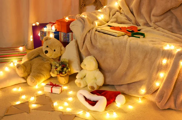 家のインテリアで新年やクリスマスの装飾 夜になると 部屋はお祝いの灯でいっぱいになります 贈り物や装飾品の多く 冬休みのコンセプト — ストック写真