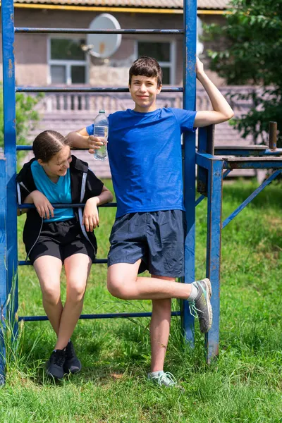 Adolescente Exercitando Livre Campo Esportes Quintal Ele Posando Bar Horizontal — Fotografia de Stock