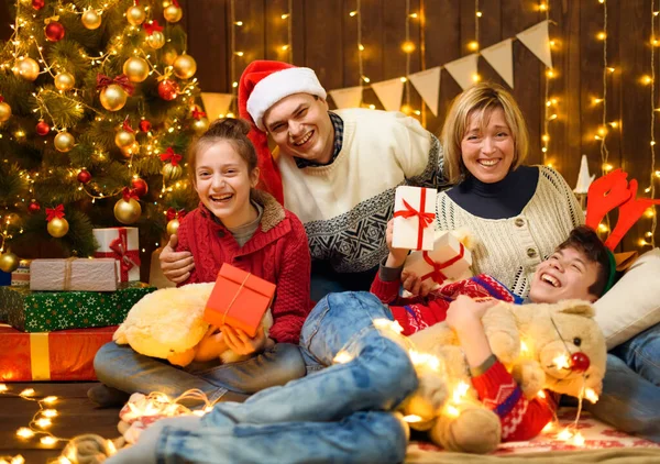 Familie Posiert Neujahrs Oder Weihnachtsdekoration Kinder Und Eltern Weihnachtslichter Und — Stockfoto