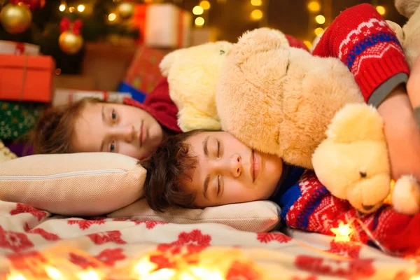 Kinder Schlafen Neujahrs Oder Weihnachtsdekoration Junge Und Mädchen Teenager Alter — Stockfoto