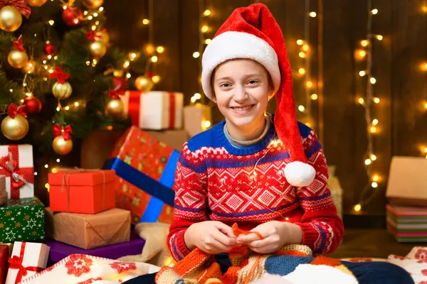 Menina Posando Ano Novo Decoração Natal Luzes Festivas Muitos Presentes — Fotografia de Stock